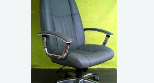 Перетяжка офисного кресла кожей. Саяногорск